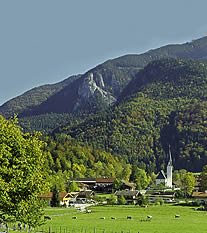 Kreuth im Herbst mit Blick gegen Setzberg und Roßsteinwand